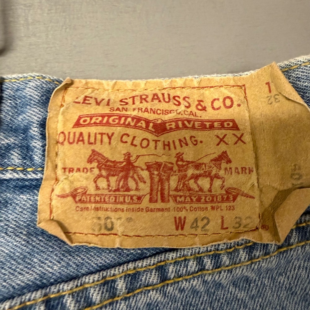 Levis 501 Original Fit Mens Light Wash Blue Straight Leg Denim Jeans W42 L32 - Picture 4 of 5